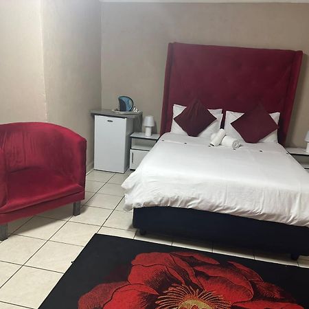Super Classic Guest House Pretoria Ngoại thất bức ảnh
